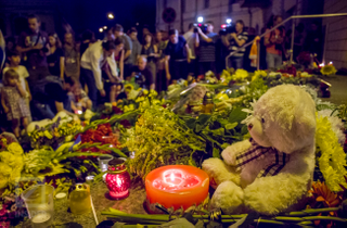 Illustration for article titled Virágok az MH17 számú járat utasainak emlékére